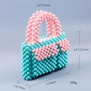 Detailansicht der Mini-Perlentasche mit rosa und blauen Perlen und Maßangaben