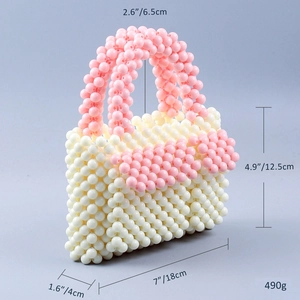 Detailansicht der handgefertigten Perlenhandtasche mit Maßen 18x12,5x4cm und rosa Blumenakzenten