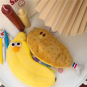 Detail von plüschigen Federmäppchen in süßen Bananen- und Hähnchenkeulen-Formen