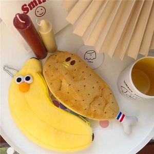 Detail von Plüsch-Mäppchen in süßer Bananen- und Hähnchenform mit weicher Textur