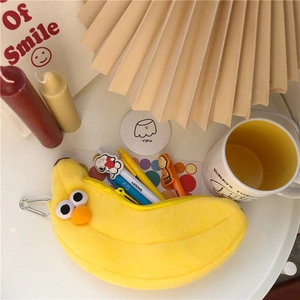 Detailansicht des Bananen-Mäppchens aus Plüsch mit niedlichen Augen und Metallhaken