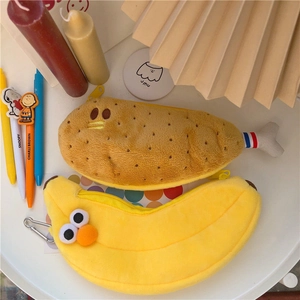 Detailansicht der flauschigen Federmäppchen in Form von Hähnchenschenkel und Banane