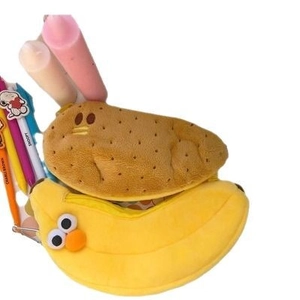 Niedliche Plüsch-Federtaschen in Kartoffel- und Bananenform für viel Stauraum