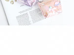 Détail de la trousse à paillettes avec des patchs 3D mignons et un crochet métallique