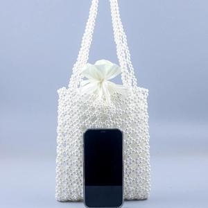 Sac à main fait main en perles avec design évidé et doublure en satin à cordon