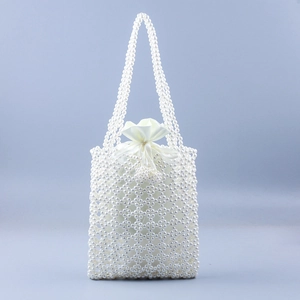 Détail du sac à main en perles fait main avec pochette intérieure élégante en satin blanc