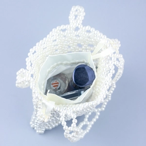 Sac à main fait main en perles avec pochette intérieure en soie blanche et cordon
