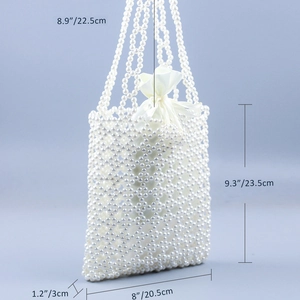 Détail d'un sac à main en perles fait main avec doublure en satin et dimensions précises
