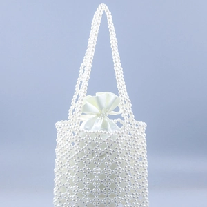 Sac à main fait main en perles blanches avec motif ajouré et pochette intérieure en satin