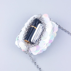 Détail intérieur d'un mini sac à paillettes irisées avec bandoulière en chaîne argentée