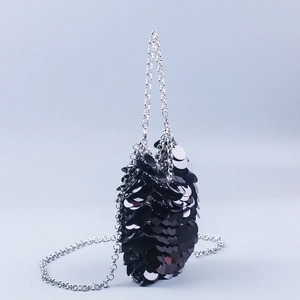 Détail de sequins noirs superposés sur sac goutte avec bandoulière chaîne argent
