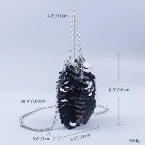 Détails du sac de soirée à paillettes noires montrant les dimensions et la chaîne argentée