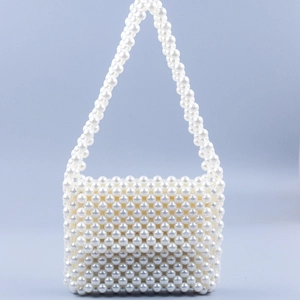 Détail d'un sac à main carré en perles blanches tissé à la main avec bandoulière