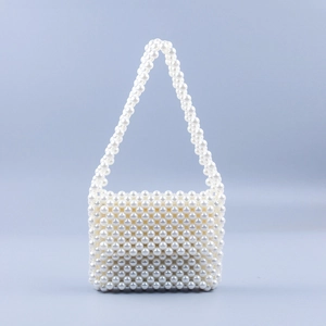 Détail du sac à main en perles tressées à la main avec poignée élégante en acrylique