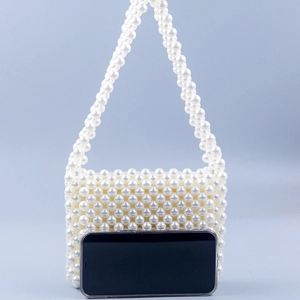 Sac bandoulière artisanal en perles blanches avec un design rectangulaire minimaliste