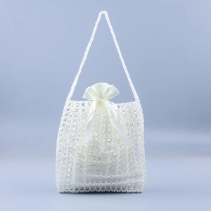 Détail du sac à bandoulière en perles blanches tressées avec pochette en satin et perles