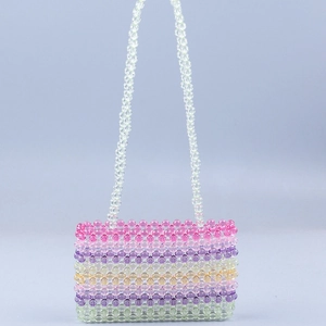 Détails de perles acryliques dégradées sur un sac à bandoulière tressé à la main