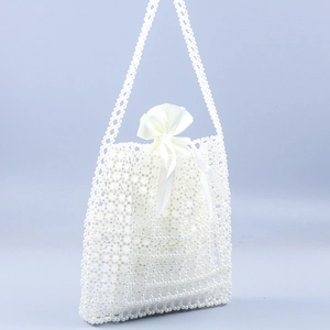 Sac à main fait main en perles blanches avec pochette en satin et nœud élégant