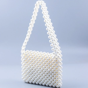 Sac à épaule en perles blanches avec design tressé acrylique minimaliste et anse élégante