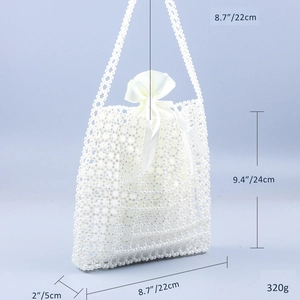 Dimensions détaillées du sac à main en perles blanches tressées avec doublure en satin