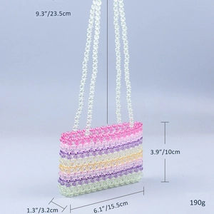 Vue détaillée montrant les dimensions du petit sac à bandoulière en perles acryliques