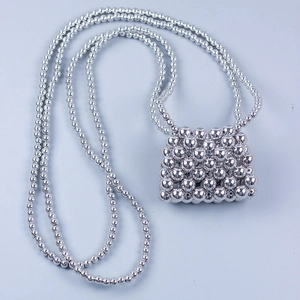Dettaglio della mini borsa in perline di metallo argento con tracolla a catena