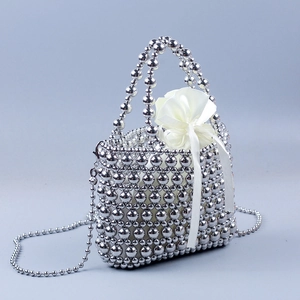 Borsa a mano in perline argentate intrecciate a mano con sacchetto interno in raso bianco