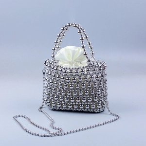 Borsa a secchiello con perline argento lucido e sacchetto interno in raso color crema
