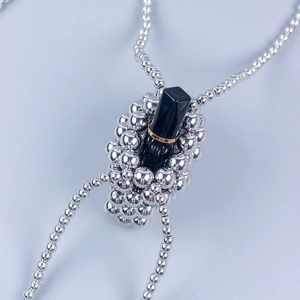 Mini borsa collana di perline con pendente a rossetto nero e sfere in metallo argentato