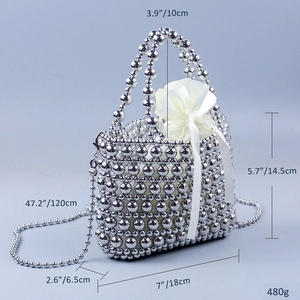 Borsa a cestino in perle argento con sacchetto in raso bianco e misure dettagliate