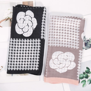 Elegante set di foulard quadrati in seta con stampa camelia e pied de poule