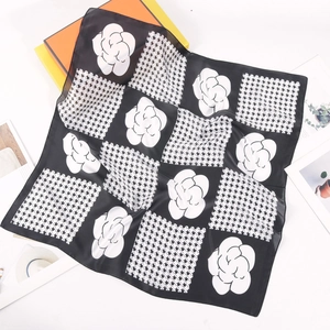 Elegante foulard in seta 70cm con fiori di camelia e motivo pied-de-poule classico