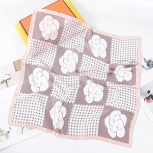 Elegante foulard in seta con stampa camelia e pied-de-poule e scatole regalo di lusso