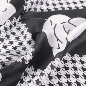 Elegante foulard in seta pied-de-poule con trama satinata liscia e motivi bianchi