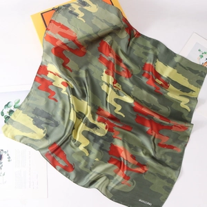 Quadratisches Seidentuch mit abstraktem Camouflage-Muster in Armeegrün und Orange