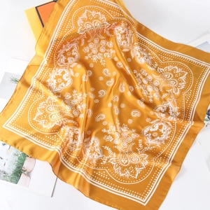 Elegante foulard quadrato in seta giallo senape con stampa paisley e motivi floreali bianchi
