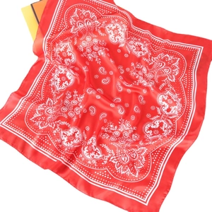 Foulard di seta rosso 70cm con stampa paisley e finitura satinata in stile bohémien