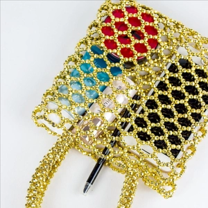 Sac à main tissé de perles dorées au design géométrique ajouré avec rangement d'articles