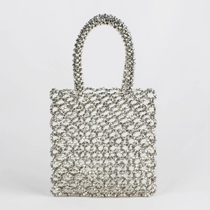 Détail du sac à main artisanal en perles argentées avec motif géométrique ajouré