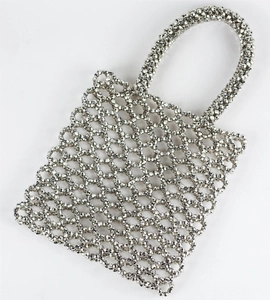 Vue détaillée du sac à main en perles argentées avec design géométrique ajouré à la main