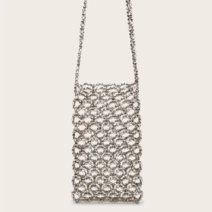 Détail du sac bandoulière en perles argentées avec structure tissée métallique à la main