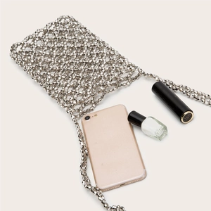 Sac bandoulière argenté en perles tissées avec design ajouré pour téléphone portable