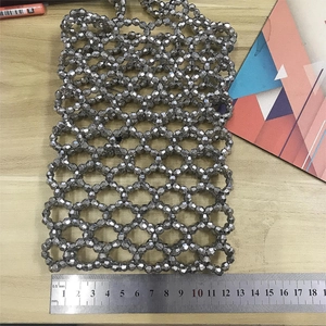 Détail de perles en acrylique argenté tissées montrant la texture du maillage