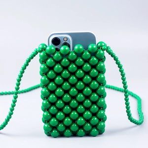 Sac de téléphone artisanal en perles acryliques vert émeraude tressées