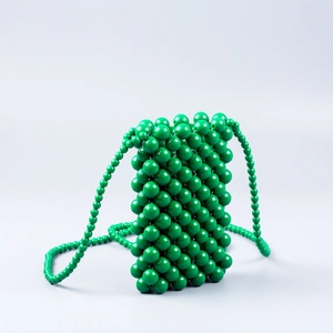 Vue détaillée du mini sac bandoulière en perles d'acrylique vert tissées à la main brillant