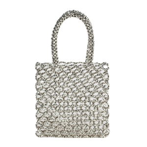 Sac à main artisanal en perles argentées avec design ajouré et poignées arrondies