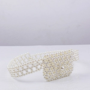Marsupio fatto a mano in perle intrecciate da donna con un elegante design traforato