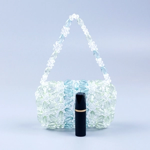 Vue détaillée du sac en perles acryliques fait main avec mini rouge à lèvres pour échelle