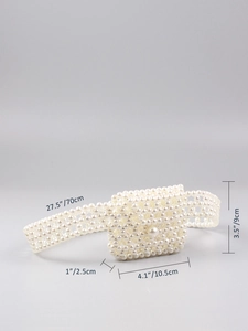Dettaglio della cintura di perle bianche con dimensioni del modulo decorativo a sacchetto