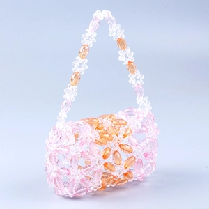 Détail macro du sac à main en perles acryliques avec motif floral fait à la main